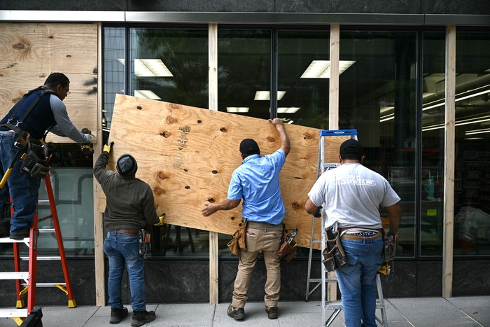 Negocios cercanos a la Casa Blanca toman medidas de seguridad en Washington, el 4 de noviembre, ante la posible violencia durante y después de las elecciones del 5 de noviembre. · Foto: Brendan Smialowski, AFP