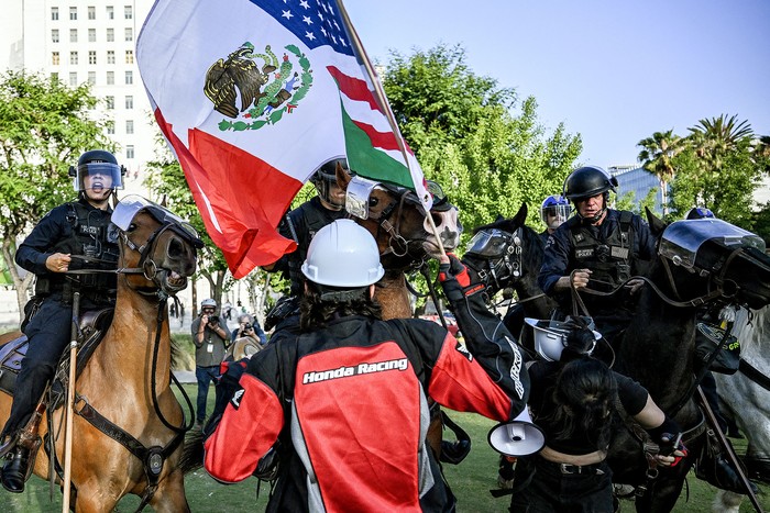 La policía de Los Ángeles reprime, el 12 de junio, a manifestantes reunidos cerca del Ayuntamiento. · Foto: Ronaldo Schemidt, AFP