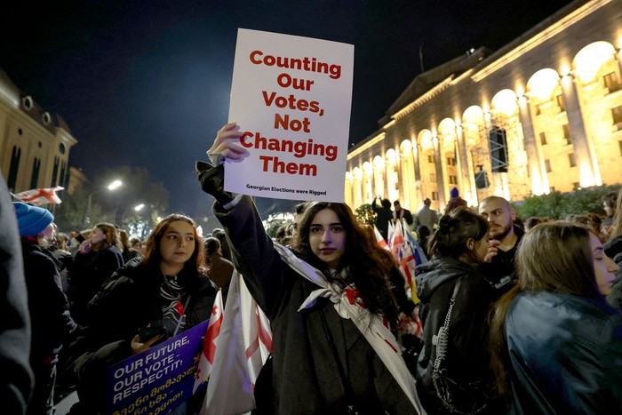 Opositores georgianos protestan por los resultados que dieron la victoria al partido gobernante Sueño Georgiano, el 28 de octubre, frente al parlamento en el centro de Tbilisi. · Foto: Giorgi Arjevanidze, AFP