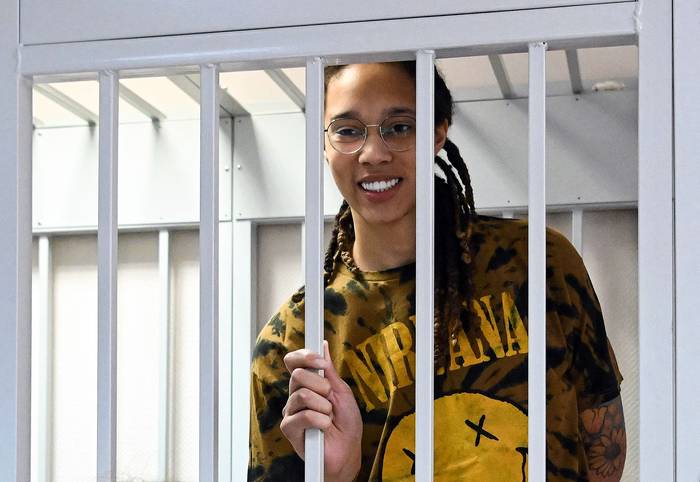 Brittney Griner dentro de la jaula de los acusados durante una audiencia en el Tribunal de Khimki, en las afueras de Moscú, el 15 de julio de 2022. · Foto: Natalia Kolesnikova, AFP