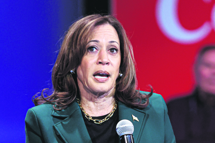 La vicepresidenta estadounidense y candidata presidencial demócrata Kamala Harris, el martes, en el Centro de Artes Sharon Lynne Wilson en Brookfield, Wisconsin. · Foto: Kamil Krzaczynski / AFP