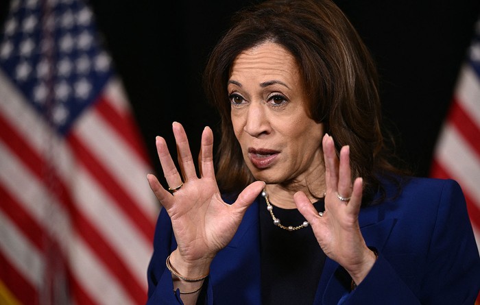 Kamala Harris habla con miembros de los medios de comunicación antes de salir de su hotel, el 31 de octubre, en Madison, Wisconsin. · Foto: Brendan Smialowski, AFP