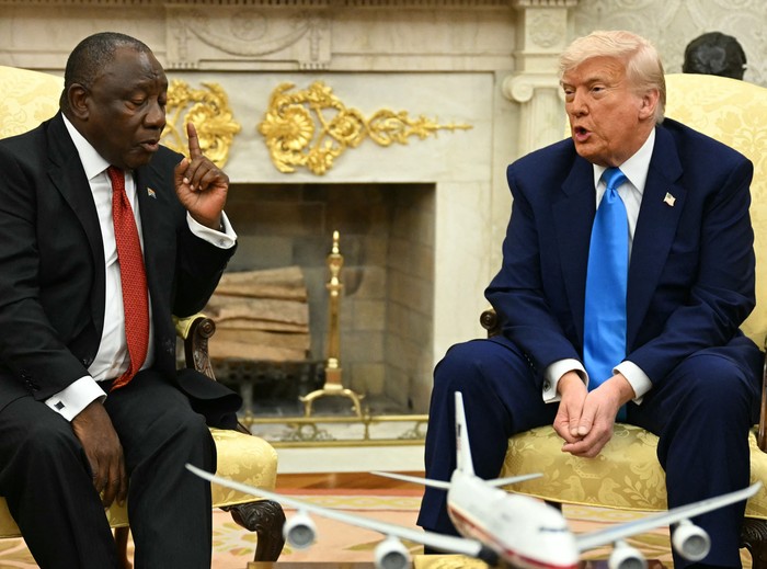 Cyril Ramaphosa, presidente sudafricano, y Donald Trump, presidente estadounidense, el 21 de mayo, en la Oficina Oval de la Casa Blanca. · Foto: Jim Waston, AFP