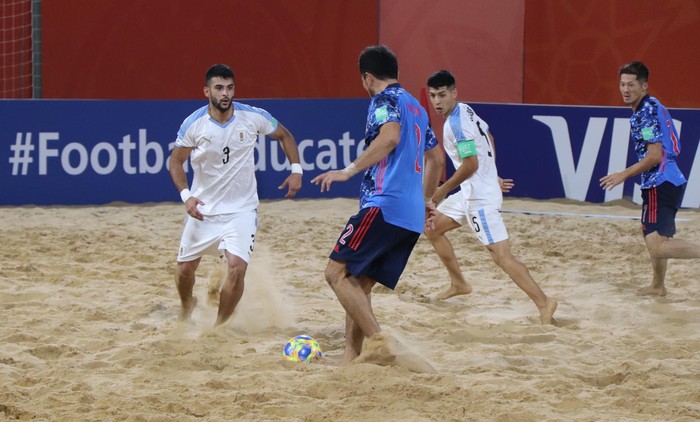 Santiago Miranda y Gastón Laduche, de Uruguay, en el partido ante Japón, por los cuartos de final del Mundial de fútbol playa, en Asunción, Paraguay. Foto: AUF.