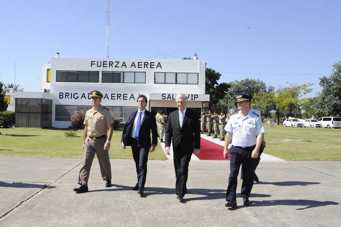 Vázquez y Lacalle Pou antes de abordar el avión para viajar a Argentina. Foto: Presidencia. 