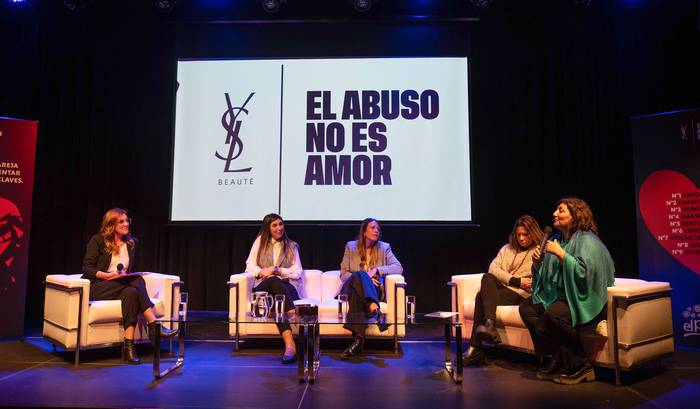 Paula Scorza, Cecilia Cardozo, Mariana Alaniz, Cristina Prego y Andrea Tuana, en el lanzamiento de la campaña El abuso no es amor. · Foto: Mara Quintero