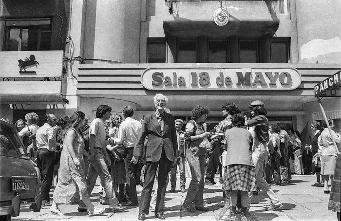 Atahualpa del Cioppo frente al teatro El Galpón 12 de octubre de 1984. · Foto: Agencia Camaratres, CDF