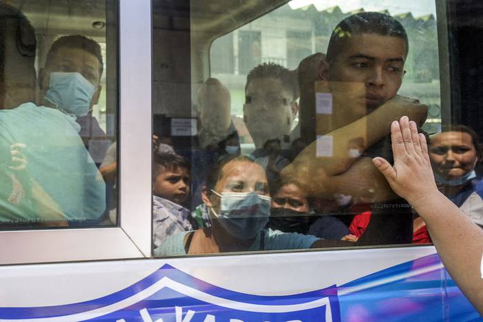 Salvadoreños capturados por presuntos vínculos con pandillas son escoltados por la Policía Nacional Civil, el 29 de marzo. · Foto: Marvin Recinos / AFP