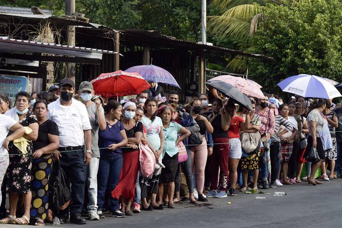 Familiares de pandilleros capturados por la Policía Nacional Civil y el ejército salvadoreño durante el estado de emergencia, esperan información afuera de la cárcel La Esperanza, el 17 de mayo, en San Salvador. · Foto: Marvin Recinos, AFP