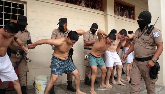 Miembros de las pandillas Mara Salvatrucha y Barrio en la prisión de Ciudad Barrios, El Salvador. · Foto: Presidencia de El Salvador