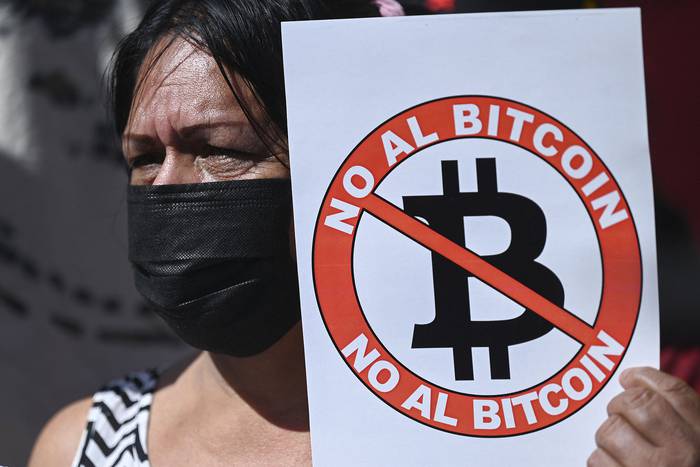 Movilización, este martes, contra la circulación de bitcoins, en San Salvador. · Foto: Marvin Recinos / AFP