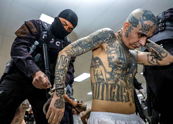 Traslado de un pandillero al Centro de Confinamiento del Terrorismo, en la madrugada del viernes 24 de febrero, en Tecoluca, El Salvador. · Foto: Presidencia de El Salvador, AFP