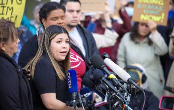 Jennifer Vásquez Sura, esposa de Kilmar Ábrego García, habla con los medios, el 15 de abril, antes de ingresar a la Corte Federal, en Greenbelt, Maryland . · Foto: Tasos Katopodis, Getty Images, AFP