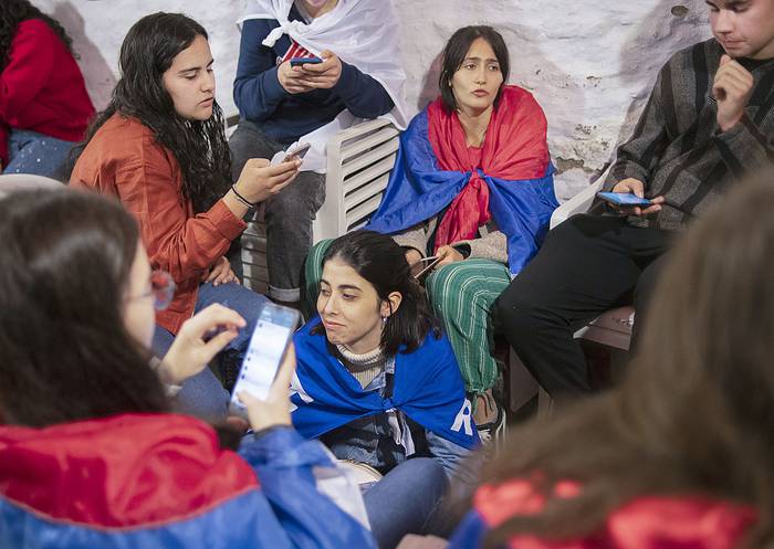 Jóvenes esperando los resultados en la sede del Frente Amplio, el 27 de setiembre, en Rocha.  · Foto: Sandro Pereyra