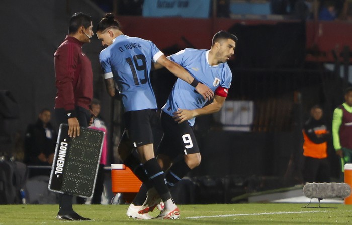 Darwin Núñez y Luis Suárez en el partido con Bolivia en el estadio Centenario (archivo, noviembre de 2023). · Foto: Camilo dos Santos