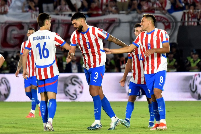 El defensor de Paraguay Omar Alderete celebra después de anotar con sus compañeros de equipo, durante el partido ante Argentina en el estadio Defensores del Chaco en Asunción el 14 de noviembre. · Foto: Daniel Duarte, AFP