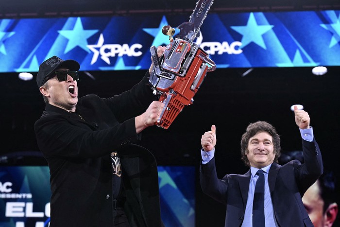 Elon Musk y Javier Milei, durante la Conferencia Política de Acción Conservadora, el 20 de febrero en Maryland, Estados Unidos. · Foto: Saul Loeb, AFP