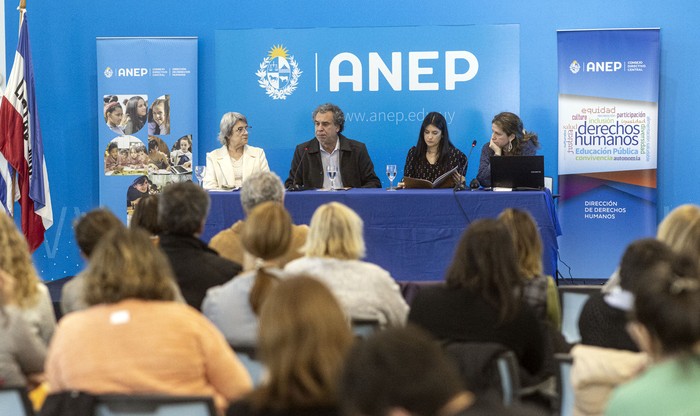 Gloria Canclini, Fernando Filgueira, Virginia Cáceres y Valeria Ramos, el 25 de setiembre, en la sede de la ANEP. · Foto: Ernesto Ryan