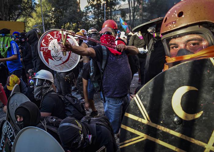 Enfrentamientos con Carabineros, el 28 de febrero en Santiago. · Foto: Martín Bernetti, AFP