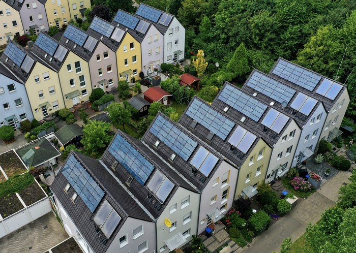 Foto aérea tomada el 4 de julio de 2023 que muestra paneles solares en los tejados del Asentamiento Solar Gelsenkirchen-Bismarck, en Gelsenkirchen, al oeste de Alemania. · Foto: Ina Fassbender, AFP