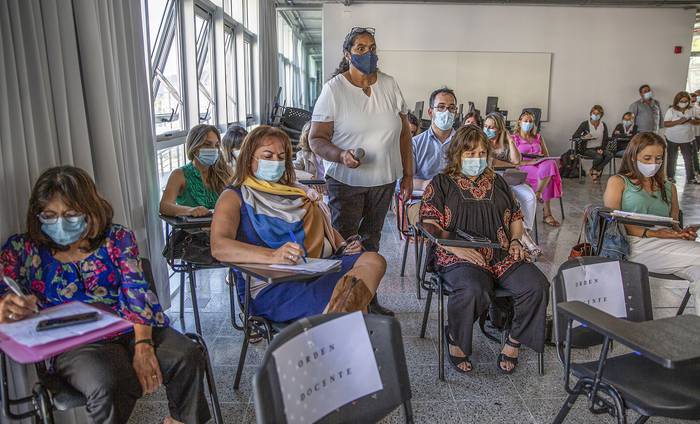 Votación de docentes para elegir el nuevo decano, este jueves, en la Facultad de Enfermería, en Montevideo. · Foto: Mauricio Zina