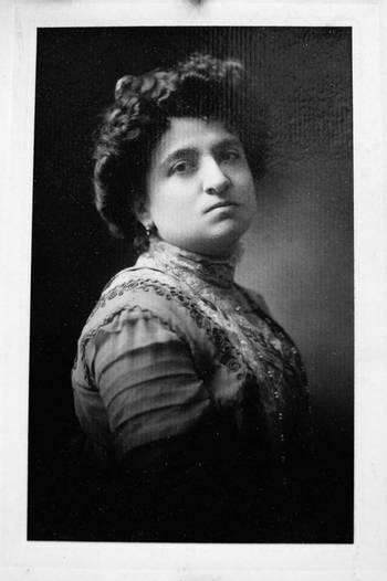 Enriqueta Compte y Riqué a los 23 años. Reproducción del retrato que está en el jardín de infantes que lleva su nombre. 