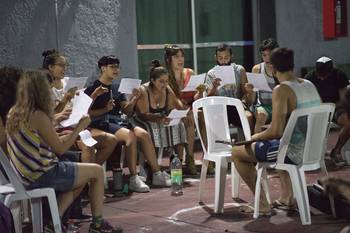 Ensayo de la murga Falta y Resto en el local de AUTE. Ensayo de la murga Falta y Resto en el local de AUTE.