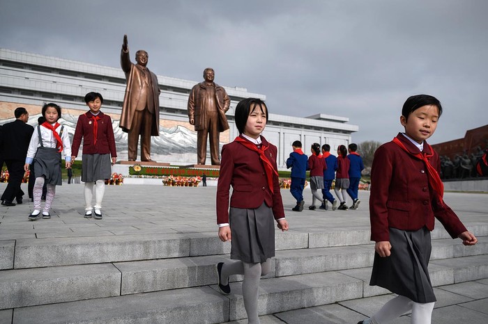 Un grupo de escolares regresa luego de presentar sus respetos ante las estatuas de los últimos líderes
norcoreanos Kim Il-sung y Kim Jong-il, el pasado 15 de abril. Miles de norcoreanos colocaron flores ante
las estatuas del fundador del país Kim Il-sung en elaniversario de su nacimiento. Foto: De Jones, AFP