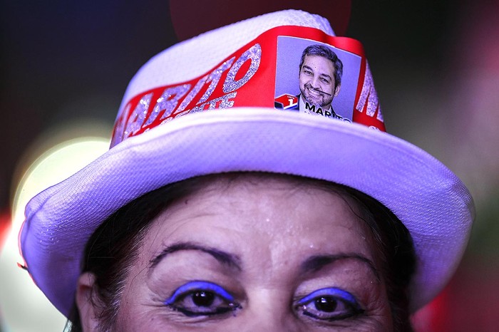 Partidaria del candidato presidencial por el partido Colorado, Mario Abdo Benítez, Marito, en el acto de clausura de la campaña electoral, en Paraguay. Foto: Eitan Abramovich, AFP