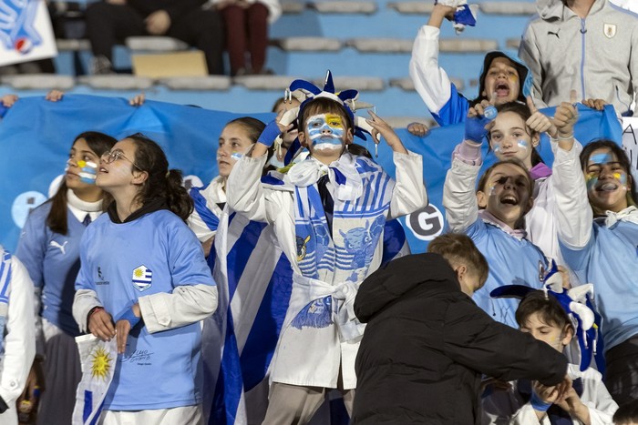 Hinchas en el estadio Centenario, el 6 de setiembre, en el partido entre Uruguay y Paraguay. · Foto: Rodrigo Viera Amaral