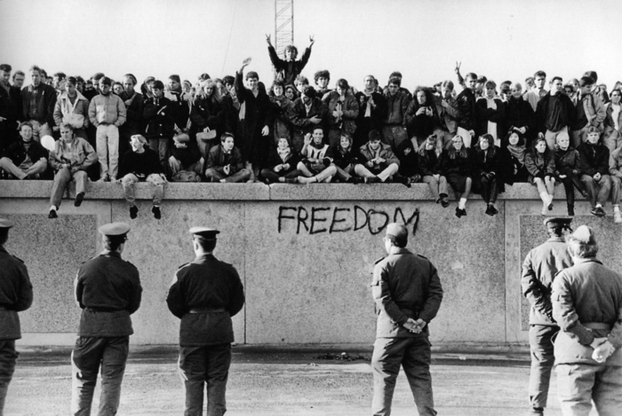 Estudiantes de Alemania oriental sentados sobre el muro de Berlín en Noviembre de 1989. Foto: Universidad de Minnesota.
