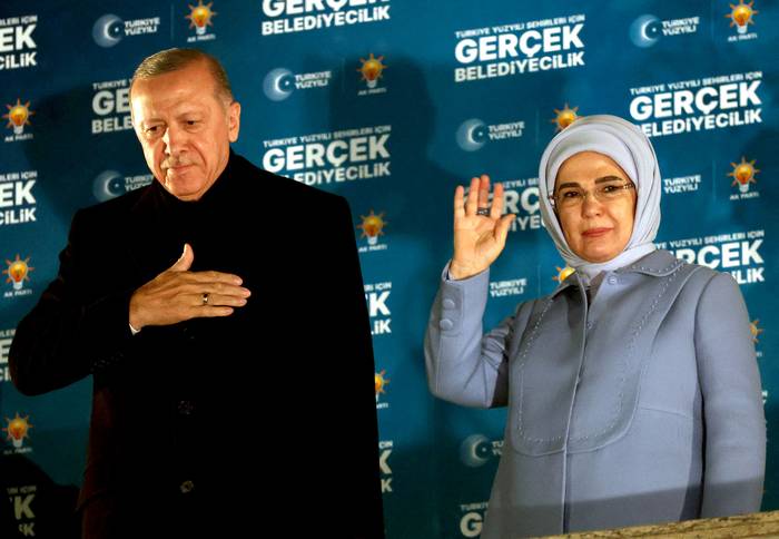 Recep Tayyip Erdogan, con su esposa Emine Erdogan, después de las elecciones municipales locales turcas, el 1º de abril, en la sede del Partido AK en Ankara. · Foto: Adem Altan, AFP