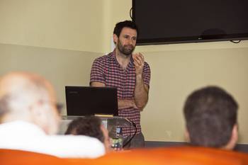 Mark Heverin (Irlanda) durante una reunión internacional de expertos en la esclerósis lateral amiotrófica, el martes en el Hospital de Clínicas.
Mark Heverin (Irlanda) durante una reunión internacional de expertos en la esclerósis lateral amiotrófica, el martes en el Hospital de Clínicas.