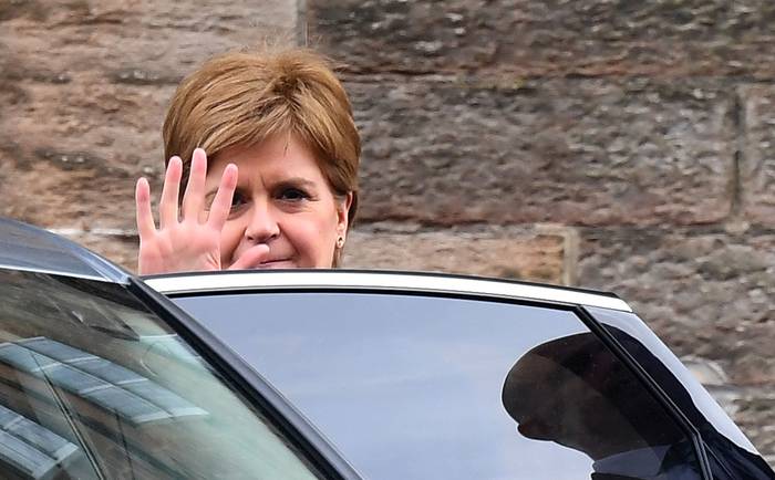 La ministra principal de Escocia, Nicola Sturgeon, a la salida de Bute House, en Edimburgo (15.02.2023). · Foto: Andy Buchanan, AFP