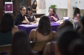 Mariana Menéndez, Victoria Furtado y Raquel Gutiérrez en la inauguración de la Escuela de Formación Feminista de Minervas y la presentación del libro Momento de paro. Tiempo de rebelión. Foto: Mariana Greif
Mariana Menéndez, Victoria Furtado y Raquel Gutiérrez en la inauguración de la Escuela de Formación Feminista de Minervas y la presentación del libro Momento de paro. Tiempo de rebelión. Foto: Mariana Greif