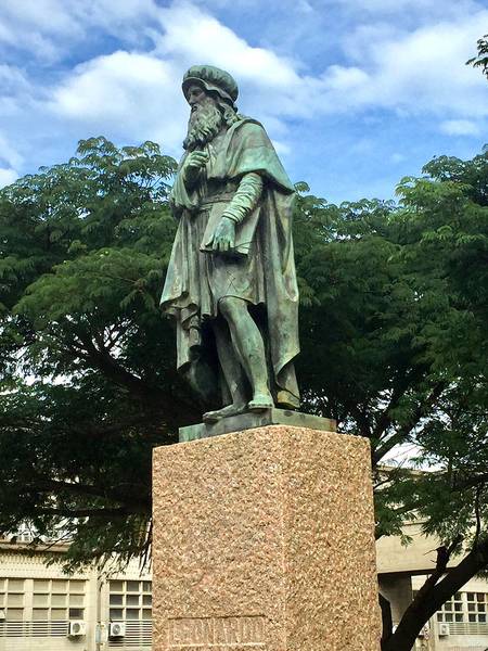 Escultrua de Leonardo da Vinci en Facultad de Ingeniería. Foto de Ricardo Armentano Escultrua de Leonardo da Vinci en Facultad de Ingeniería. Foto de Ricardo Armentano