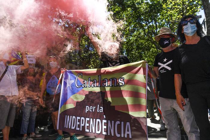 Independentistas catalanes se concentran mientras Pedro Sánchez pronuncia su discurso, el lunes, en el Gran Teatre del Liceu de Barcelona.
 · Foto: Josep Lago, AFP
