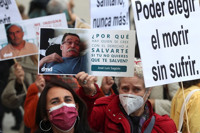 Concentración convocada por Derecho a Morir Dignamente, frente Congreso de los Diputados, el 17 de diciembre, en Madrid.
 · Foto: Kiko Huesca, EFE