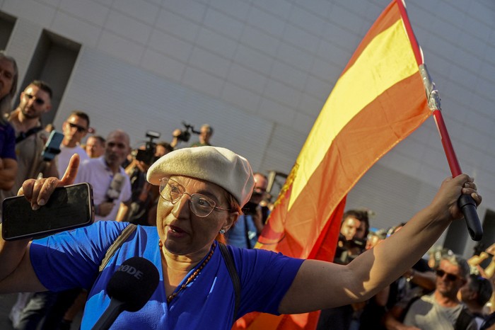 Manifestación convocada por grupos de extrema derecha tras cuatro días de protestas anti inmigrantes, el 15 de julio, en Torre Pacheco, España. · Foto: Jose Jordania, AFP Manifestación convocada por grupos de extrema derecha tras cuatro días de protestas anti inmigrantes, el 15 de julio, en Torre Pacheco, España. · Foto: Jose Jordania, AFP