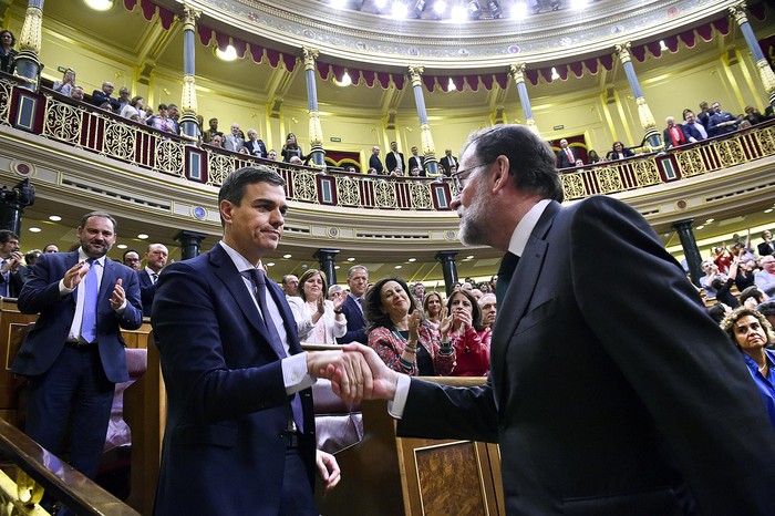 El nuevo presidente del gobierno de España, Pedro Sánchez, estrecha la mano de Mariano Rajoy tras la votación de la moción de censura en la cámara baja del Parlamento, ayer.
 · Foto: Pierre-Philippe Marcou, AFP, Pool.