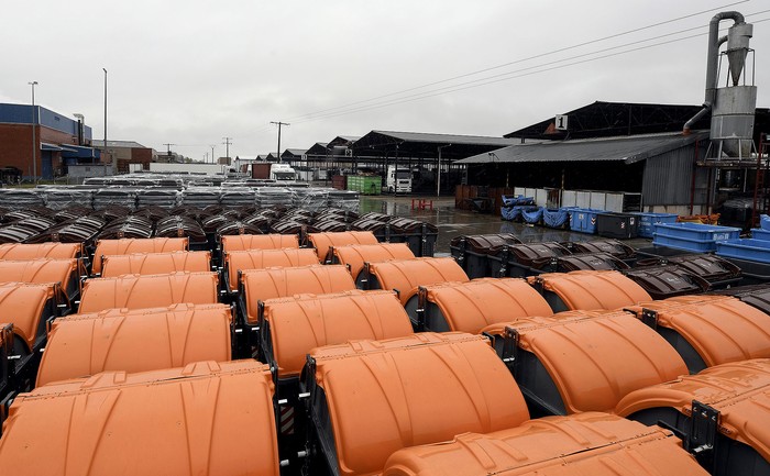 Fábrica de contenedores de basura cerrada, ayer, en Madrid. · Foto: Óscar del Pozo, AFP