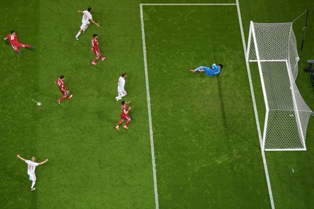 Vista aérea del gol de España ante Irán, ayer. · Foto: AFP Vista aérea del gol de España ante Irán, ayer. · Foto: AFP