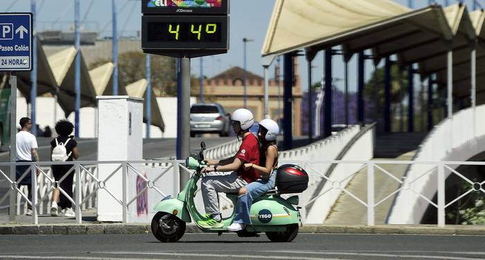Un termómetro callejero marca 44 grados Celsius, el 5 de mayo, en Sevilla. · Foto: Cristina Quicler, AFP