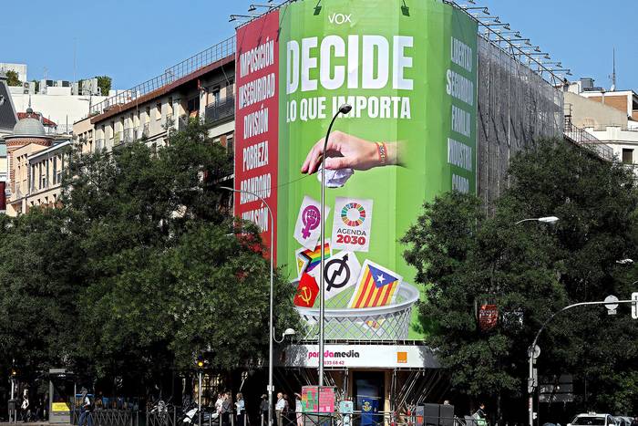 Propaganda de Vox en un edificio del centro de Madrid (20.06.2023). · Foto: Thomas Coex, AFP