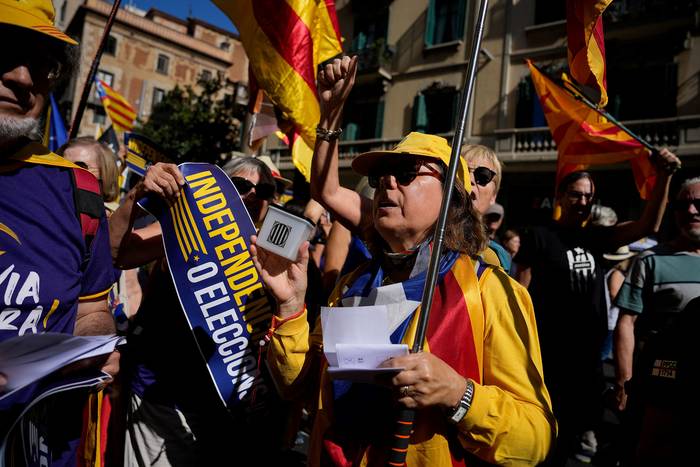 Manifestación que conmemora el sexto aniversario del referéndum de autodeterminación organizado por los separatistas catalanes, en Barcelona (01.10.2023).