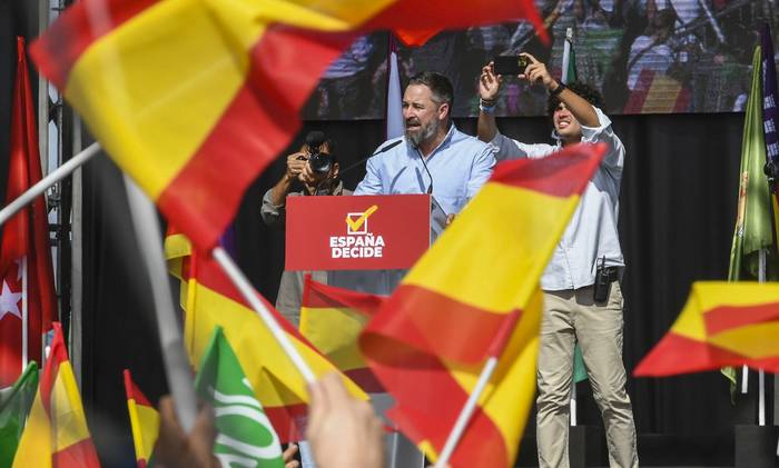 Santiago Abascal, presidente de Vox, presenta el documento _España decide_, durante la fiesta del partido, en Madrid (09.10.2022). · Foto: Víctor Lerena, Efe