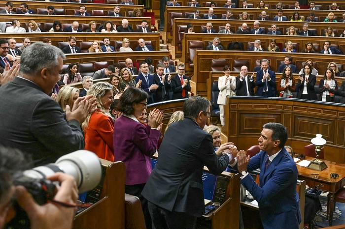 Pedro Sánchez (d) saluda a sus compañeros parlamentarios, en el Congreso de los Diputados en Madrid (16.11.2023). · Foto: Javier Soriano, AFP