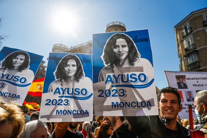 Simpatizantes de Isabel Díaz Ayuso durante una concentración, este domingo, frente a la sede del PP en Madrid. · Foto: Emilio Naranjo, Efe