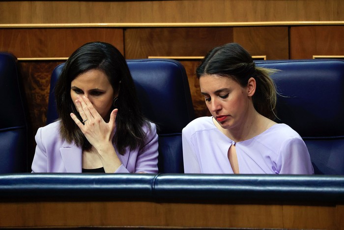 Ione Belarra, ministra de Derechos Sociales, e Irene Montero, compañera de partido y ministra de Igualdad, en el Congreso, en Madrid (20.04.2023). · Foto: Zipi Aragón, EFE