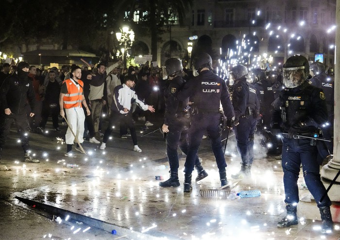 Manifestación para exigir la dimisión del presidente de la Comunidad Valenciana, Carlos Mazón, el 9 de noviembre, en Valencia. · Foto: César Manso, AFP